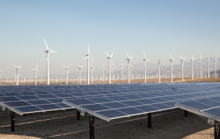 Das Bild zeigt Windräder und Solaranlagen