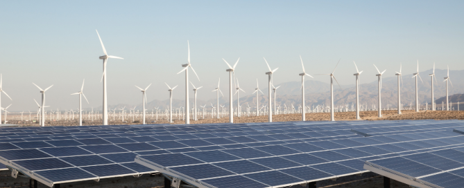 Das Bild zeigt Windräder und Solaranlagen