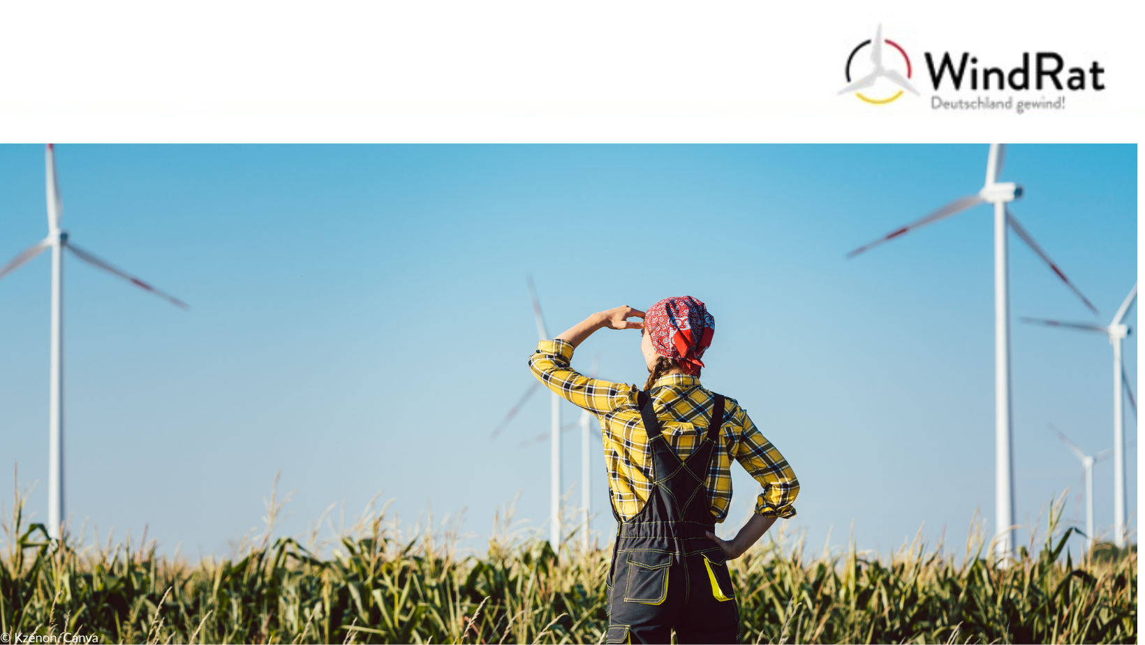 Auf dem Bild ist eine Frau zu sehen, die in die Ferne auf Windräder Blickt.