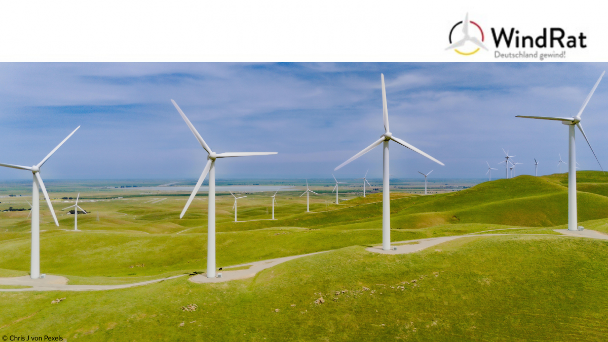 Auf dem Bild sind Windräder zu sehen.