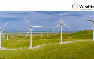 Auf dem Bild sind Windräder zu sehen.