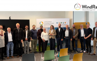 Das Bild zeigt ein Gruppenfoto des Landesverband Erneuerbare Energien Sachsen-Anhalt, welche gemeinsam mit Partnern die Kampagne „Pro Erneuerbare Energien“ zur Landtagswahl startet.