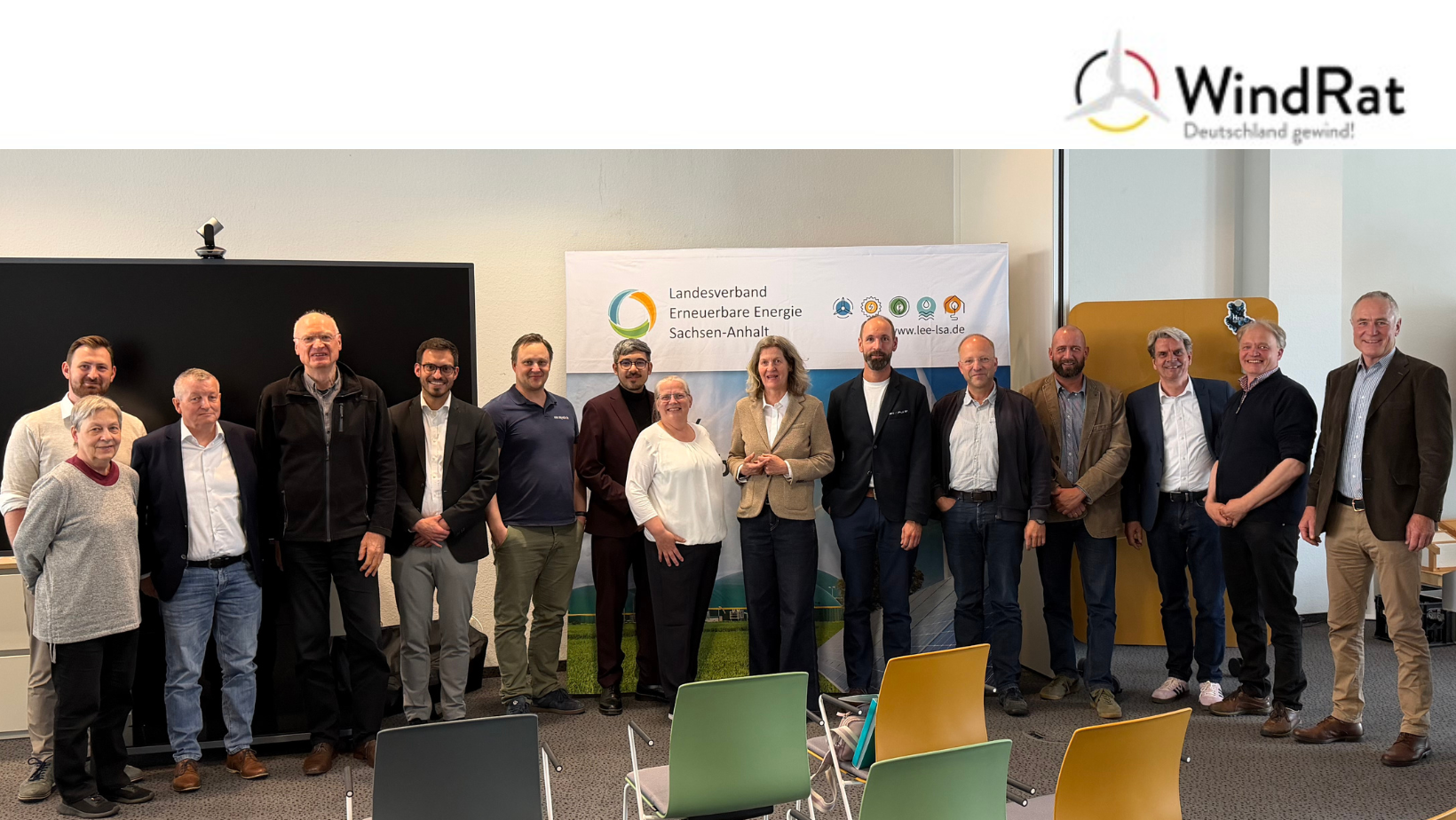 Das Bild zeigt ein Gruppenfoto des Landesverband Erneuerbare Energien Sachsen-Anhalt, welche gemeinsam mit Partnern die Kampagne „Pro Erneuerbare Energien“ zur Landtagswahl startet.