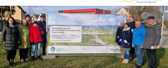 Auf dem Bild sind die Plakate der Kampagne zu sehen und diverse Vertreter*innen aus dem WindRat Netzwerk.