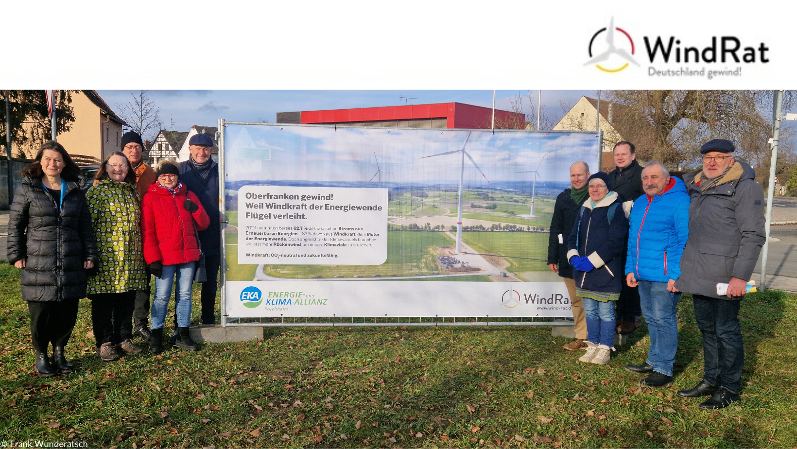 Auf dem Bild sind die Plakate der Kampagne zu sehen und diverse Vertreter*innen aus dem WindRat Netzwerk.