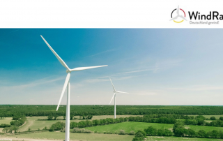 Auf dem Bild sind Windräder zu sehen.