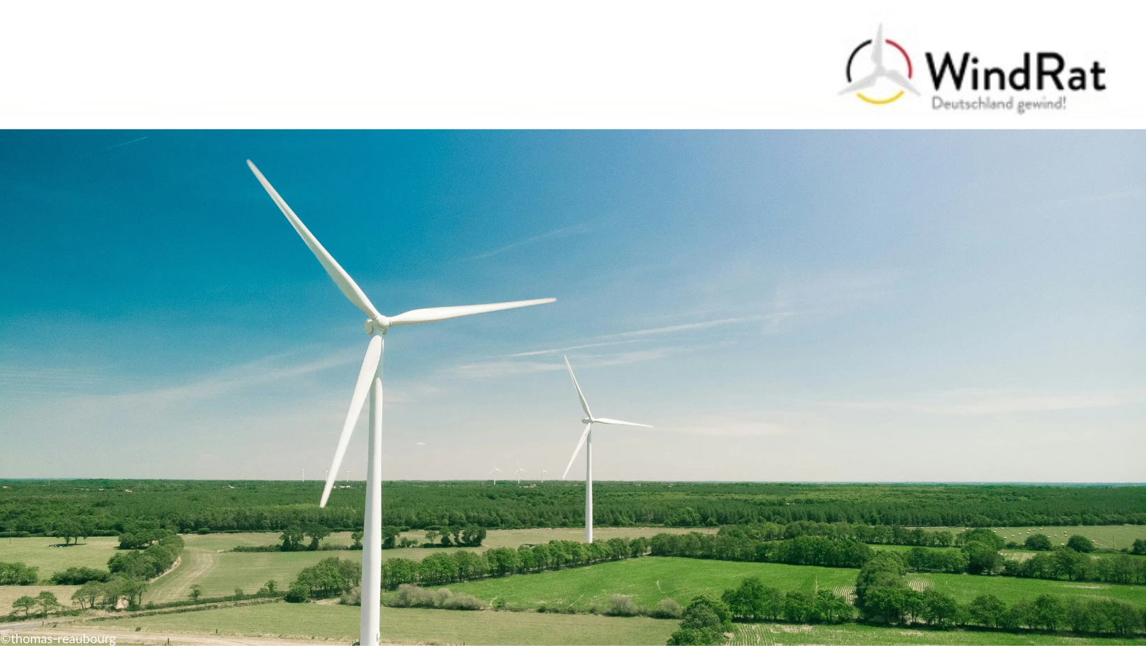 Auf dem Bild sind Windräder zu sehen.