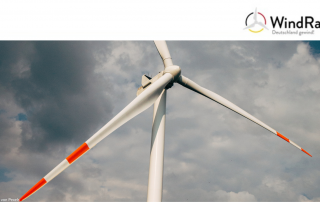 Auf dem Bild ist ein Windrad zu sehen.