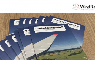 Auf dem Bild sind viele der neuen WindRat Broschüren zu sehen.