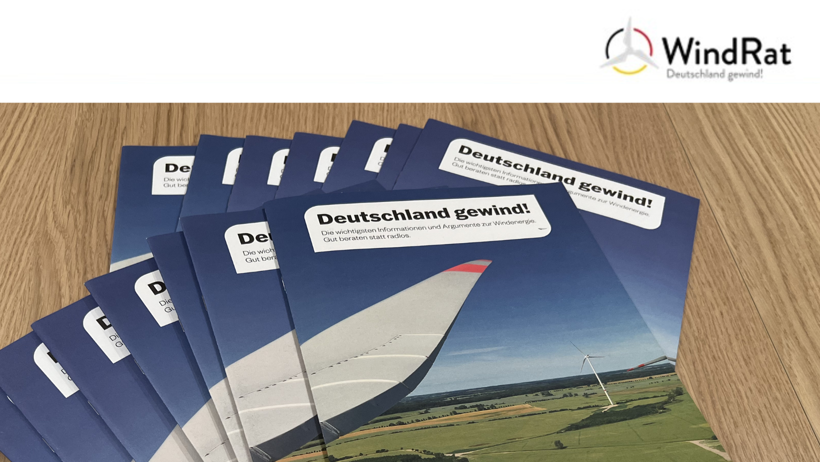 Auf dem Bild sind viele der neuen WindRat Broschüren zu sehen.