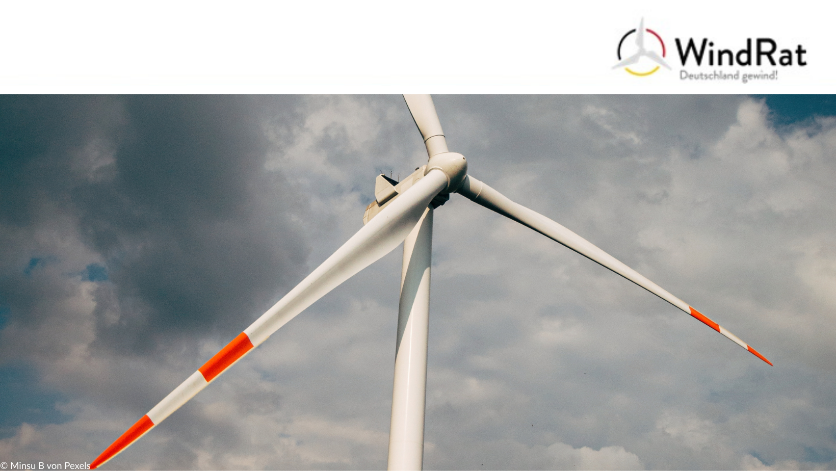 Auf dem Bild ist ein Windrad zu sehen.