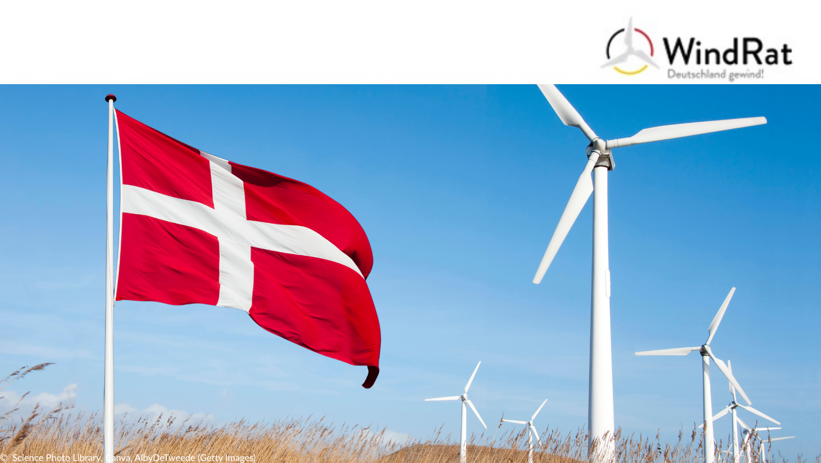 Das Bild zeigt Windräder und die dänische Nationalflagge.