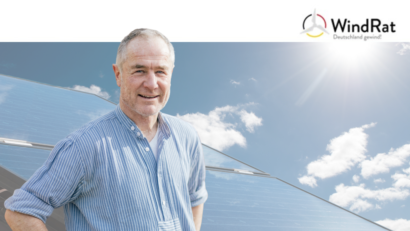 Auf dem Bild ist Peter Keller im Vordergrund zu sehen. Im Hintergrund sind Solaranlagen zu sehen.