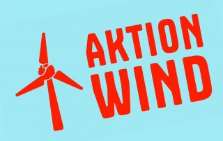 Auf türkisem Hintergrund steht "Aktion Wind" und roter Schrift.