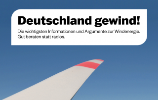 Man sieht einen Screenshot des Titelbilds der WindRat-Broschüre "Deutschland gewindt!" mit einem Ausschnitt eines Windrat-Flügels vor blauem Himmel.