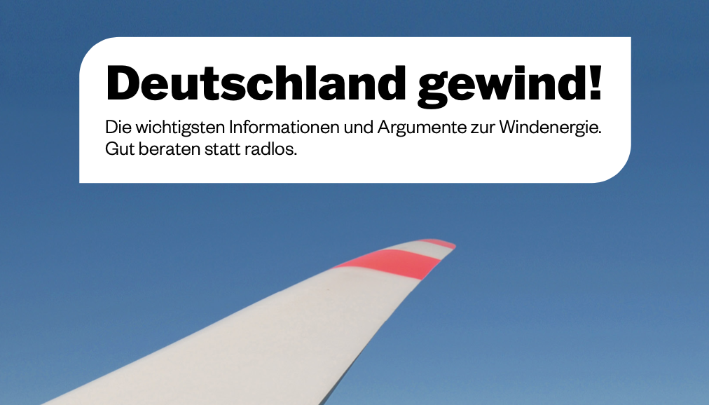 Man sieht einen Screenshot des Titelbilds der WindRat-Broschüre "Deutschland gewindt!" mit einem Ausschnitt eines Windrat-Flügels vor blauem Himmel.
