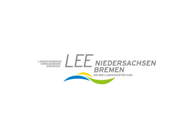 Das Logo der LEE Niedersachsen Bremen – drei geschwungene Linien (blau, gelb und grün), die an eine Landschaft mit untergehender Sonne erinnern.