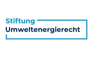 Man sieht das Logo der Stiftung Umweltenergierecht in hell- und dunkelblauer Schrift, die Herausgeberin der Studie zur Akzeptanz von Windkraft in Dänemarks.