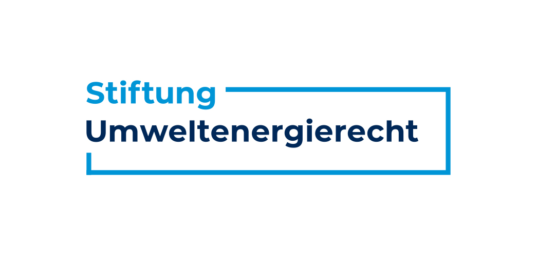 Man sieht das Logo der Stiftung Umweltenergierecht in hell- und dunkelblauer Schrift, die Herausgeberin der Studie zur Akzeptanz von Windkraft in Dänemarks.