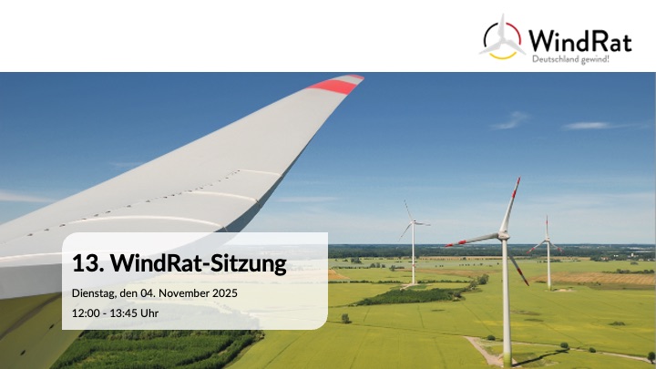 Man sieht den Flügel eines Windrads in Nahaufnahme vor blauem Hintergrund, einer grünen Wiese und mehreren Windrädern am Horizont. Text im Bild: "13. WindRat-Sitzung am 04.11.2025"