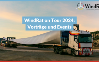 Transport eines Windrad-Flügels per LKW bei Sonnenuntergang auf Straße in Bergkulisse. Text im Bild: "WindRat on Tour 2024: Vorträge und Events"