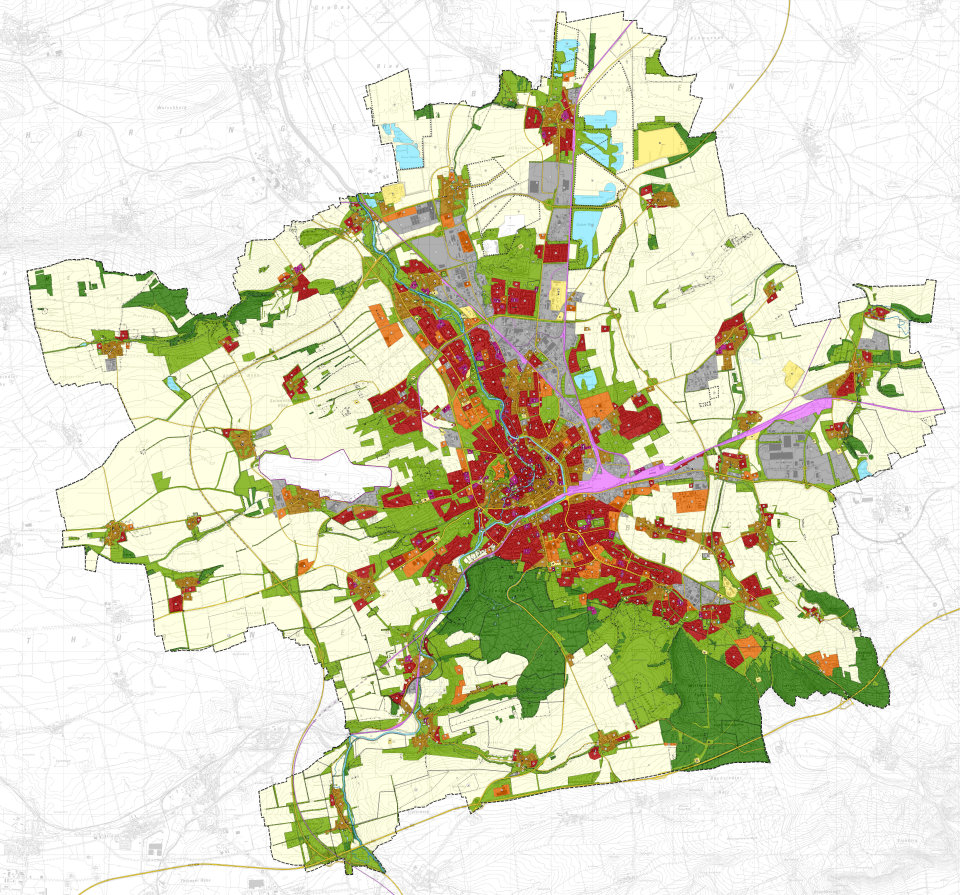 Zu sehen ist eine Karte einer kommunalen Fläche mit Bereichen in verschiedenen Farben: grün, gelb, orange, pink, rot, grau, blau und beige. Rote Flächen überwiegen im Zentrum, nach außen hin sind es mehr grüne und beige Flächen.