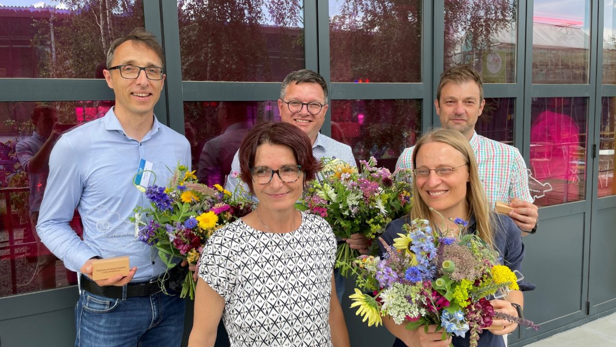 Gruppenfoto mit Blumensträußen von Mitarbeitenden der Servicestelle Wind der Thüringer Landesenergieagentur