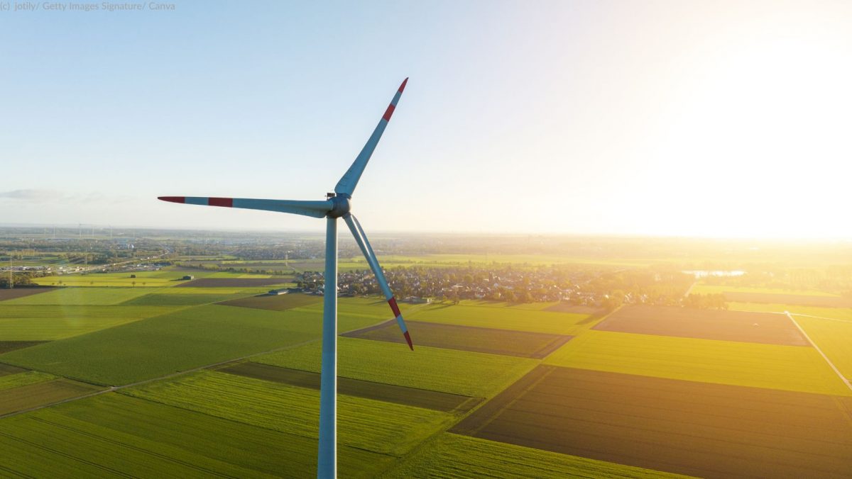 Auf dem Bild ist ein Windrad zu sehen. Im Hintergrund sind viele Landflächen, als Symbolbild für Windenergie in Niedersachsen.